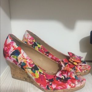 Flower low heel shoes